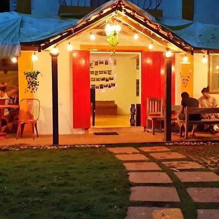 Red Door Hostel Анжуна Экстерьер фото