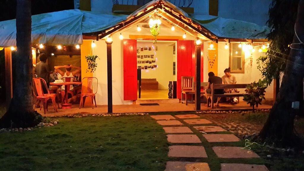 Red Door Hostel Анжуна Экстерьер фото