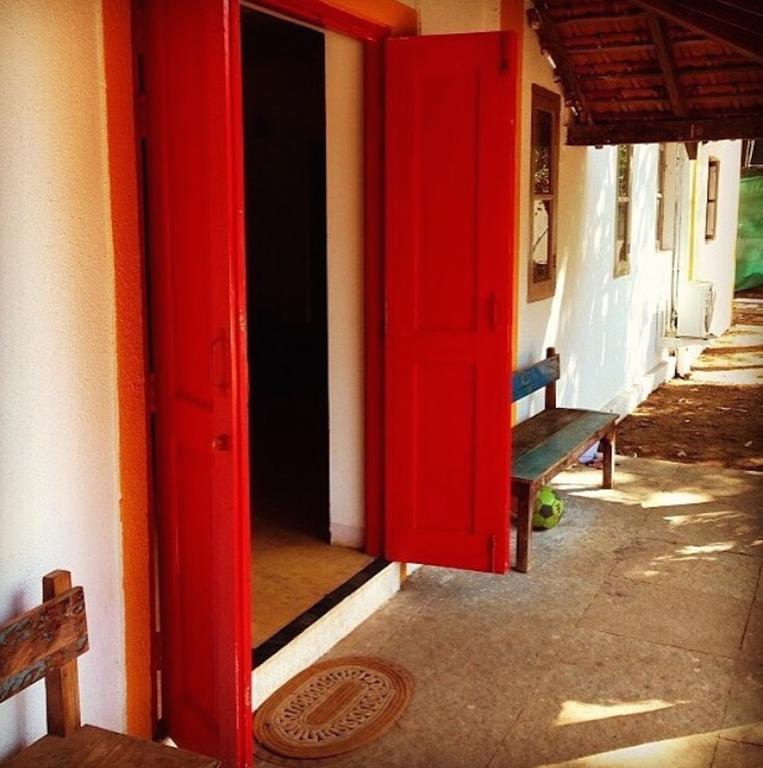 Red Door Hostel Анжуна Экстерьер фото