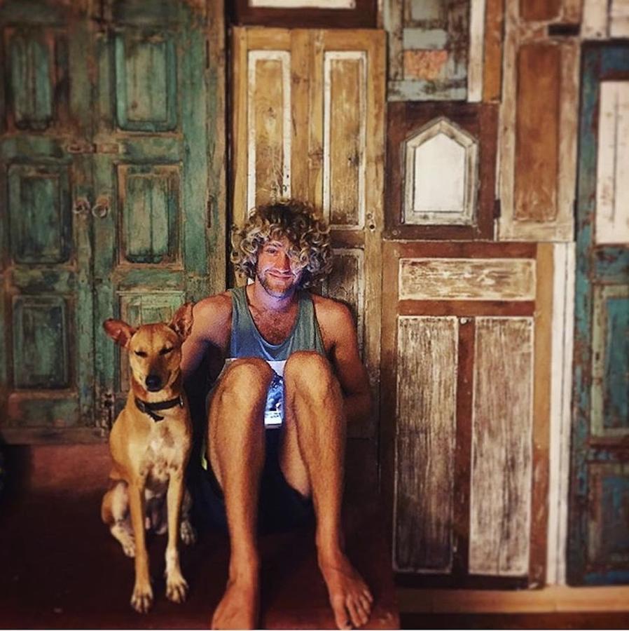 Red Door Hostel Анжуна Экстерьер фото