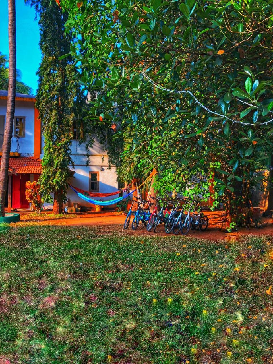 Red Door Hostel Анжуна Экстерьер фото