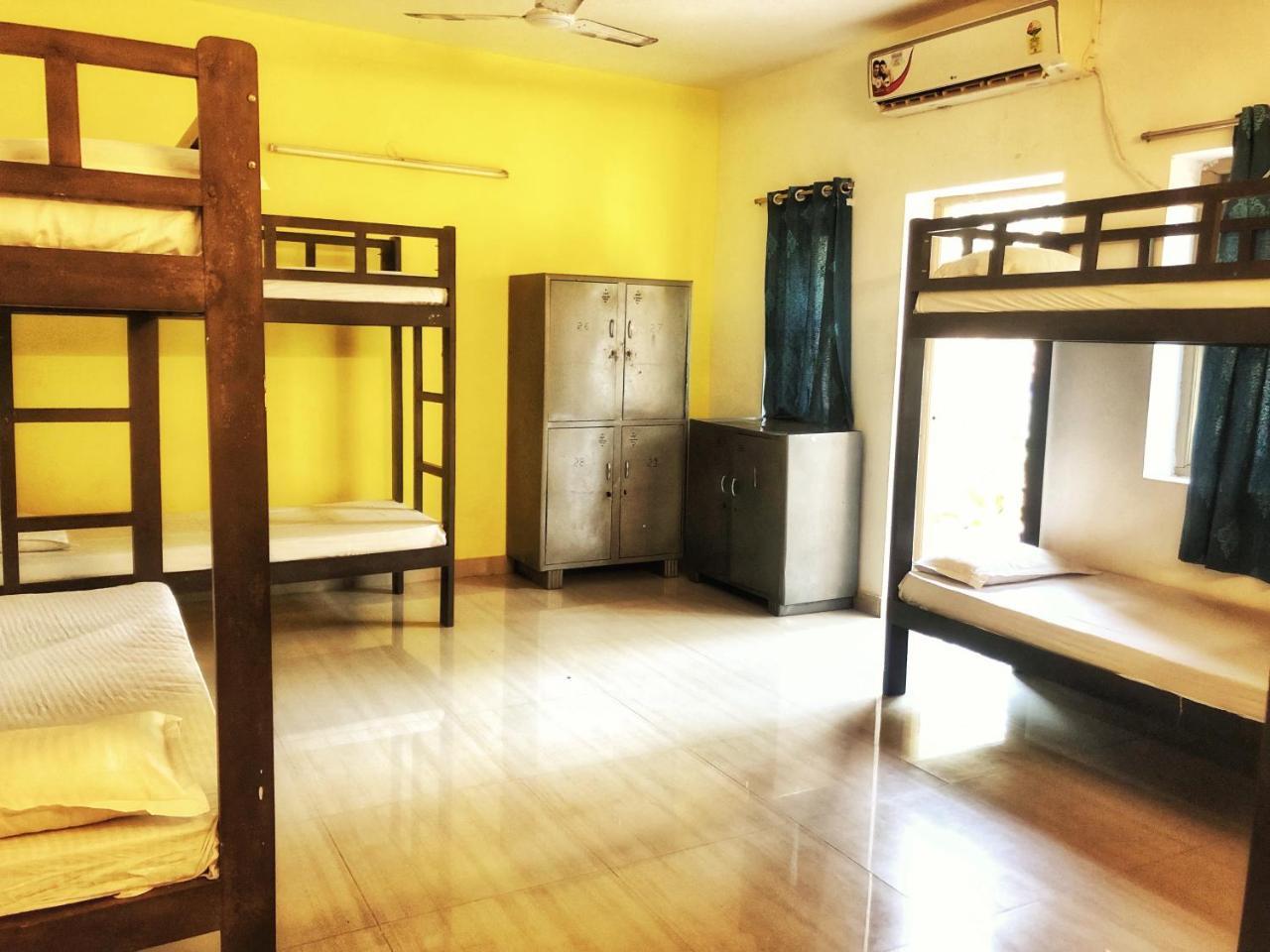 Red Door Hostel Анжуна Экстерьер фото