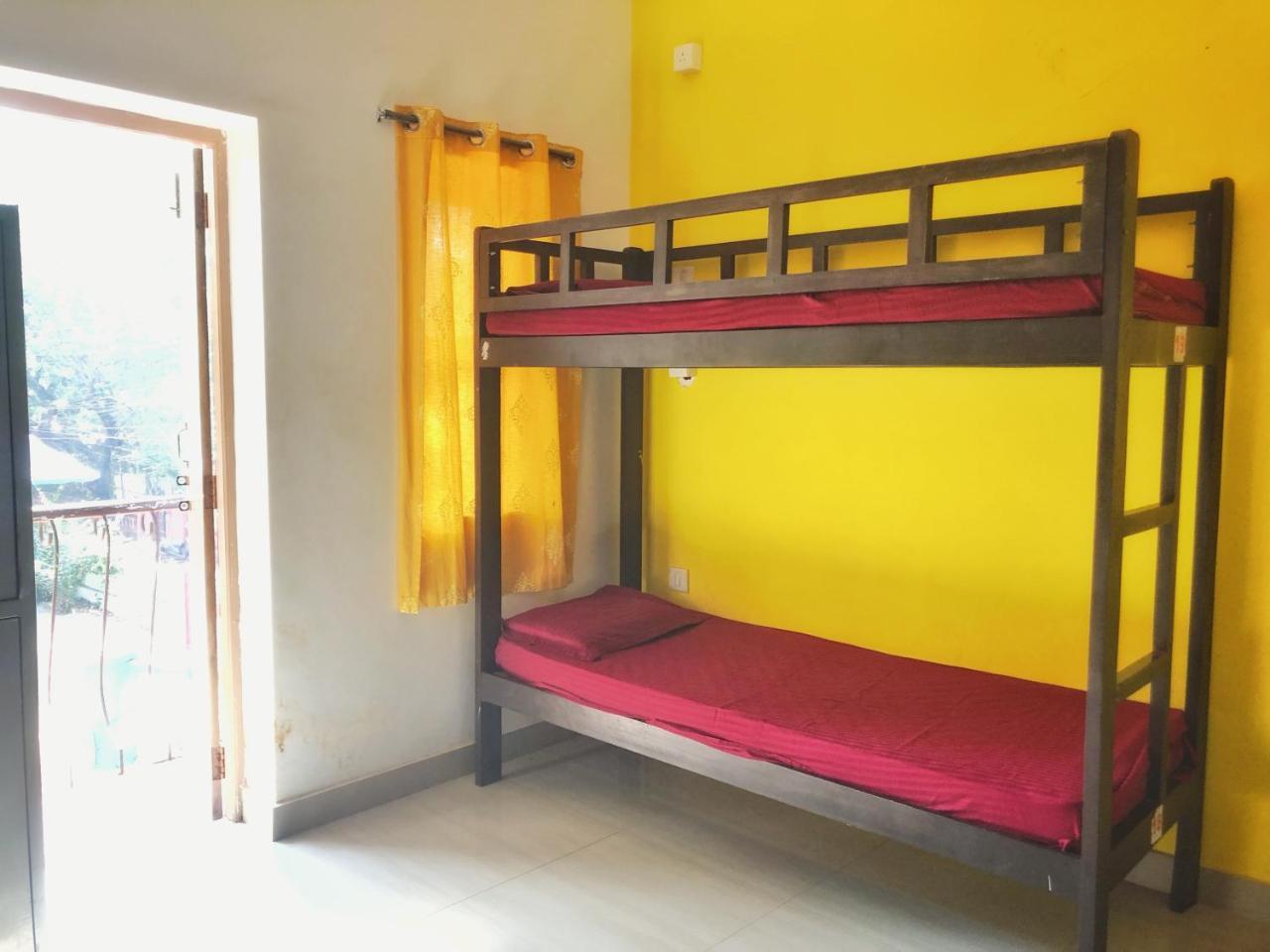 Red Door Hostel Анжуна Экстерьер фото