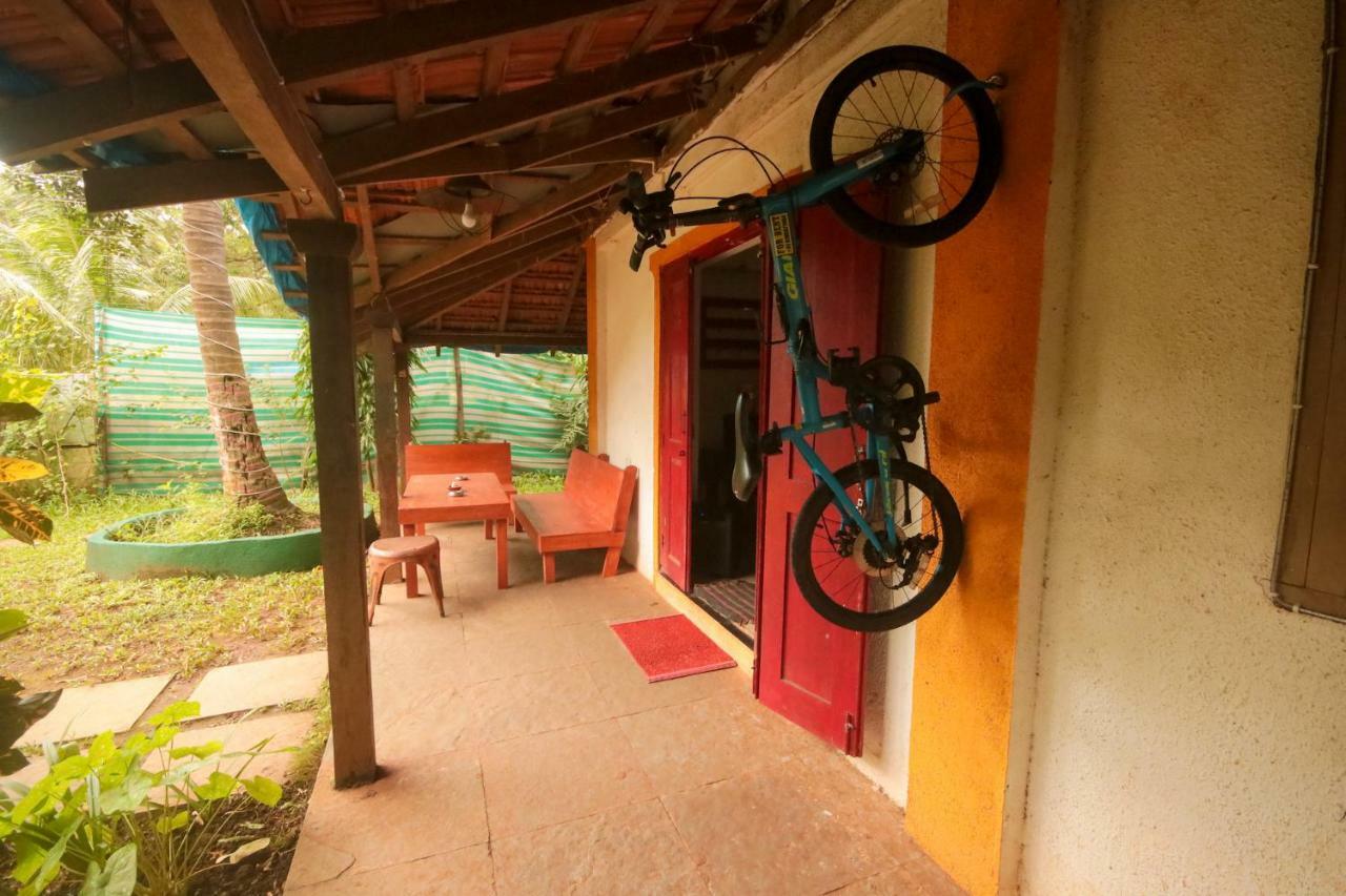 Red Door Hostel Анжуна Экстерьер фото