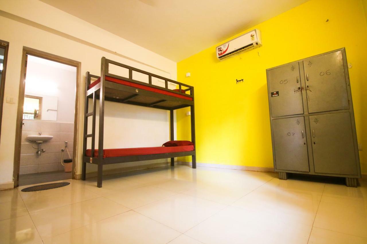 Red Door Hostel Анжуна Экстерьер фото