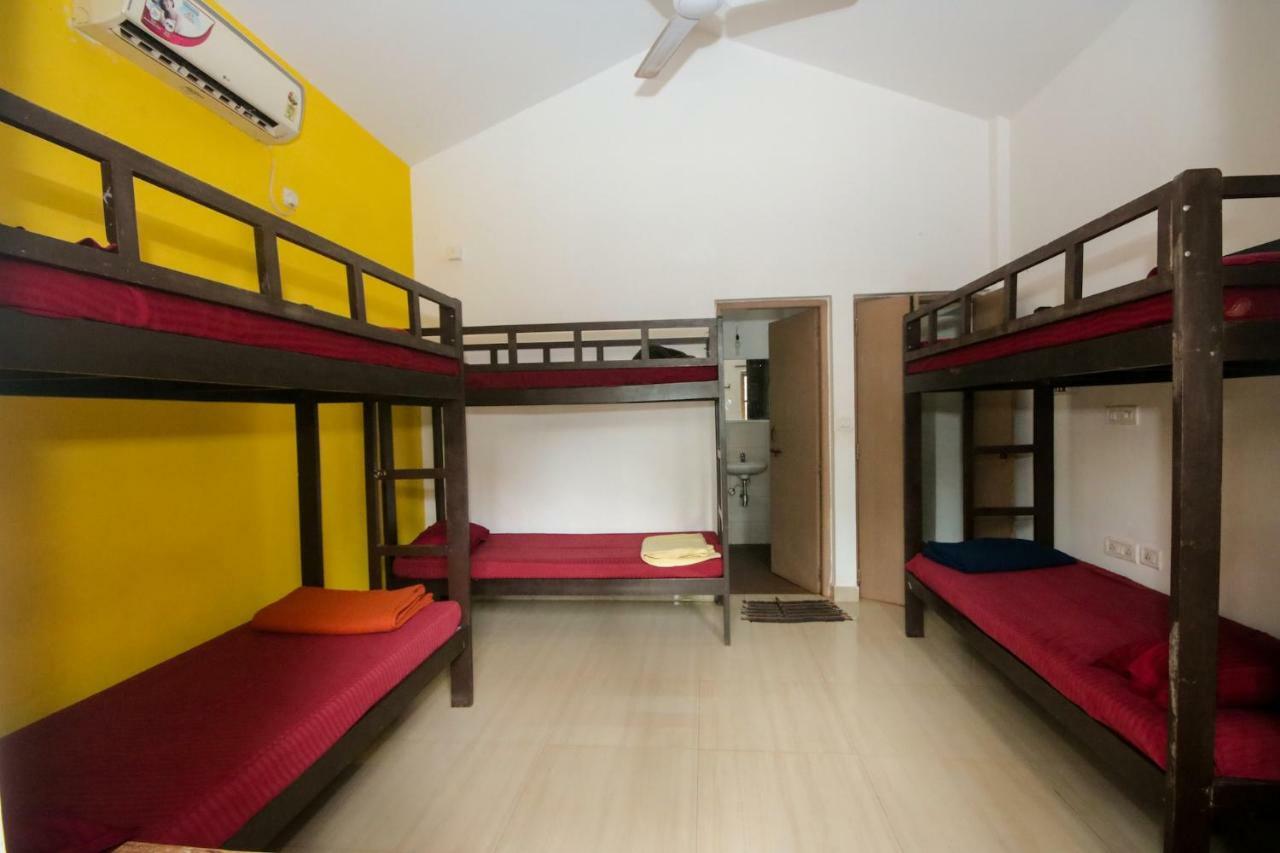 Red Door Hostel Анжуна Экстерьер фото